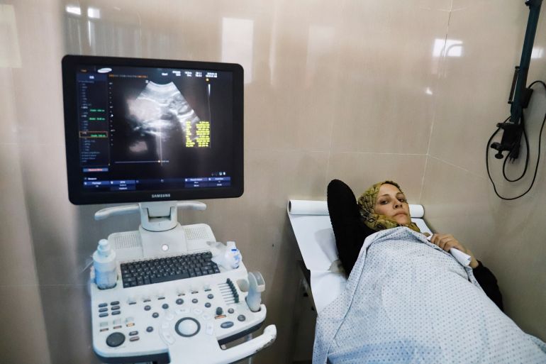 فاطمة تحارب الجوع في غزة لتنقذ جنينها 3 Fatima Arafa, a pregnant and displaced Palestinian woman, undergoes medical check up at Al-Helou hospital, in Gaza City, July 10, 2025. REUTERS/Ebrahim Hajjaj