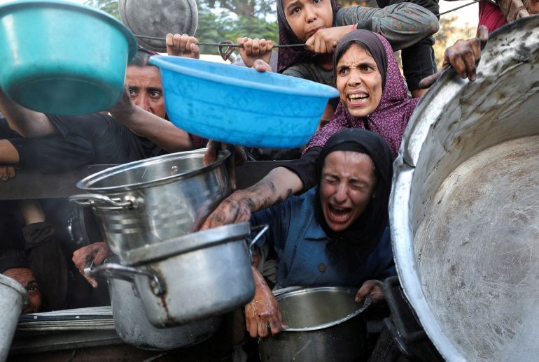 أنين الجوعى يجبر الصحافة الغربية على الالتفات لمأساة الإنسان في غزة 1 FILE PHOTO: Palestinians react as they ask for food from a charity kitchen, amid a hunger crisis, in Gaza City, July 14, 2025. REUTERS/Mahmoud Issa/File Photo
