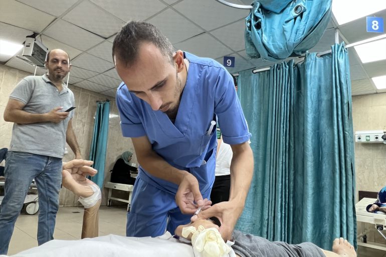 ممرضات يغمى عليهن والجوع يطارد مستشفيات غزة 1 الممرض صبرة: نحن جدار الحماية الأول، اذا تركنا المستشفى، فمن سيعالج المرضى؟ الجزيرة