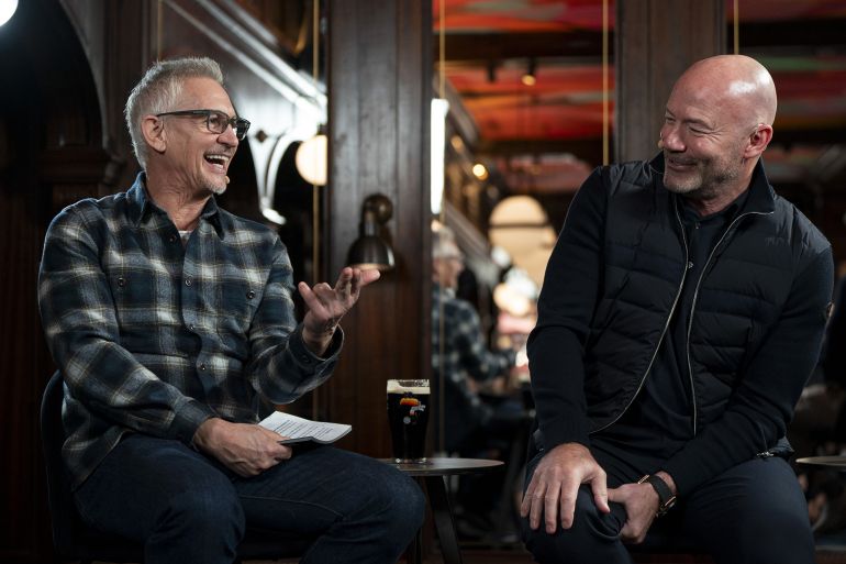 غاري لينيكر هدّاف إنجلترا الذي تعرّض للاضطهاد بسبب منشور مؤيد لفلسطين 3 Gary Lineker and Alan Shearer take part in The Rest Is Football live show, at the Audley Public House in Mayfair, central London. Picture date: Wednesday December 18, 2024. (Photo by Ben Whitley/PA Images via Getty Images)