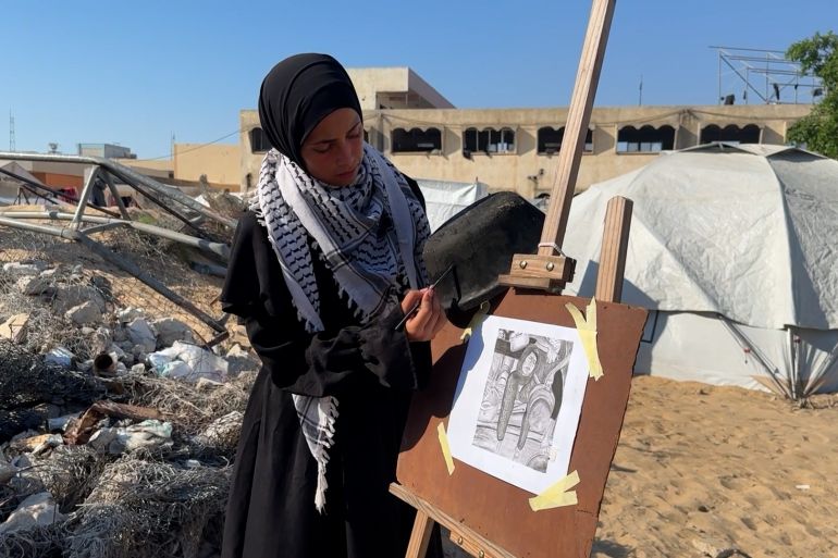 سواد القدور الخاوية يوثق في لوحات ظلام مجاعة غزة 2 الرسامة الفلسطينية رغدة الشيخ عيد السواد المتراكم على أواني الطهي الفارغة إلى مادة للرسم بعد فقدان معداتها