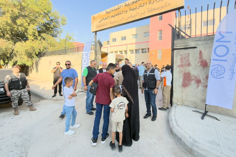 تفاصيل انطلاق العودة الطوعية للنازحين السوريين من لبنان 1 عند الجانب اللبناني من معبر المصنع استعدادا للعبور نحو الأراضي السوريةر
