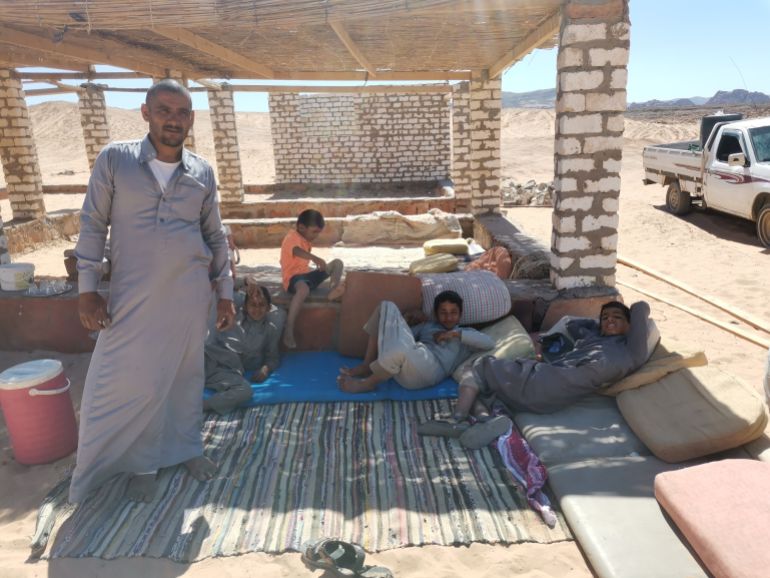 هكذا تفعل الحداثة.. بدو سيناء خارج الخيمة 1 بدوي ينتظر فوج سياحي لنقله بسيارة دفع رباعي إلى قلب الصحراء