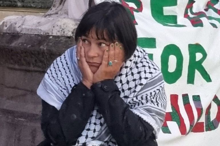 18 ساعة والبريطانيون يتلون أسماء 15 ألف طفل شهيد في غزة 1 دوينا احد المنظمين