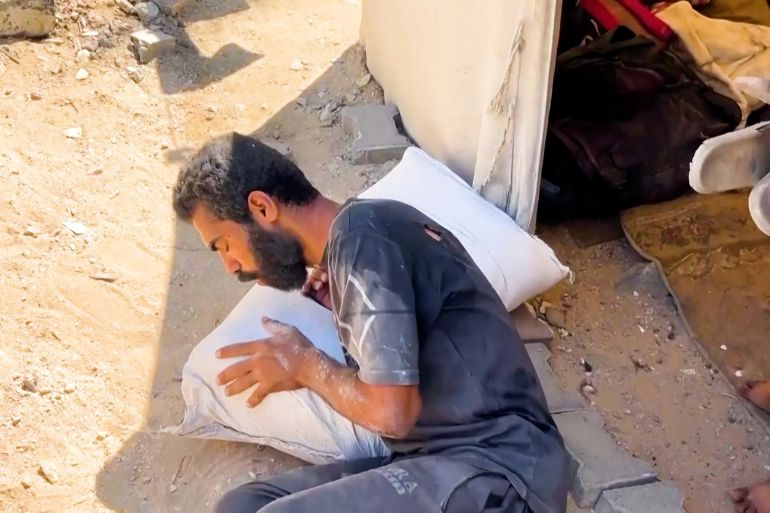 رحلة كيس الطحين.. أب يعود منتصرا من جبهة الجوع 3 رحلة فارس من أجل الطحين.. أب في غزة يُقايض روحه برغيف خبز