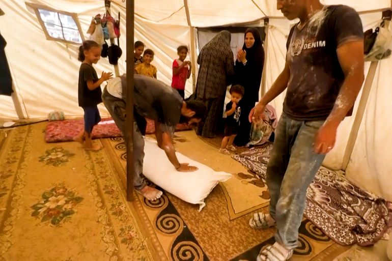رحلة كيس الطحين.. أب يعود منتصرا من جبهة الجوع 2 رحلة فارس من أجل الطحين.. أب في غزة يُقايض روحه برغيف خبز