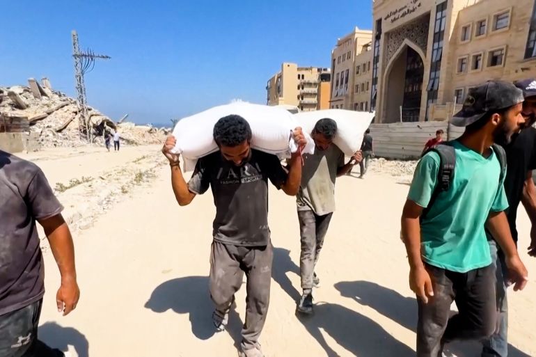 رحلة كيس الطحين.. أب يعود منتصرا من جبهة الجوع 7 رحلة فارس من أجل الطحين.. أب في غزة يُقايض روحه برغيف خبز