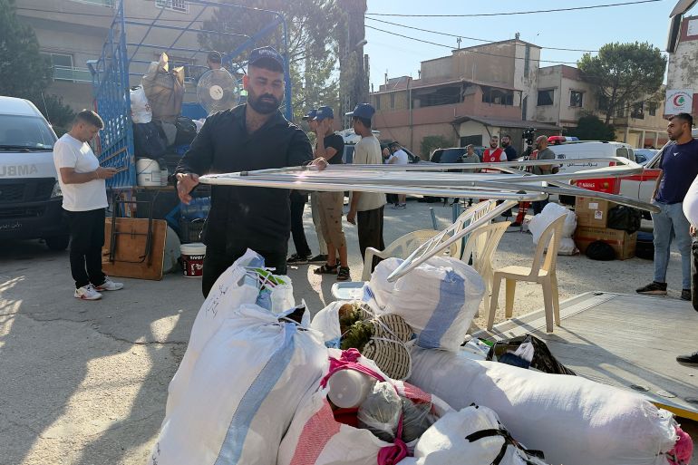 تفاصيل انطلاق العودة الطوعية للنازحين السوريين من لبنان 2 لاجئون سوريون يستكملون إجراءات العودة إلى بلادهم من مدرسة في برالياس البقاعية