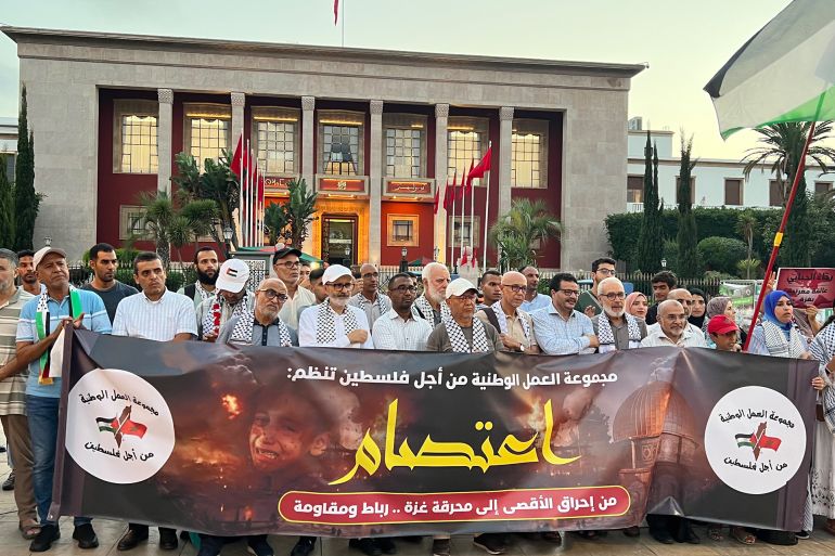 معتصمون امام مبنى البرلمان بالعاصمة الرباط