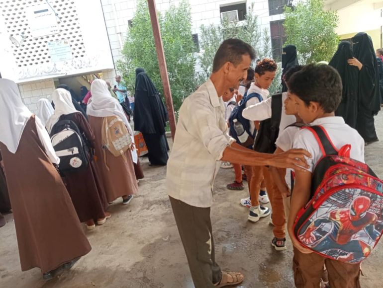 عام دراسي مثقل بالأزمات في اليمن 2 اقبال ضعيف للطلاب في اليوم الأول للعام الدراسي الجديد (الجزيرة نت) (2)