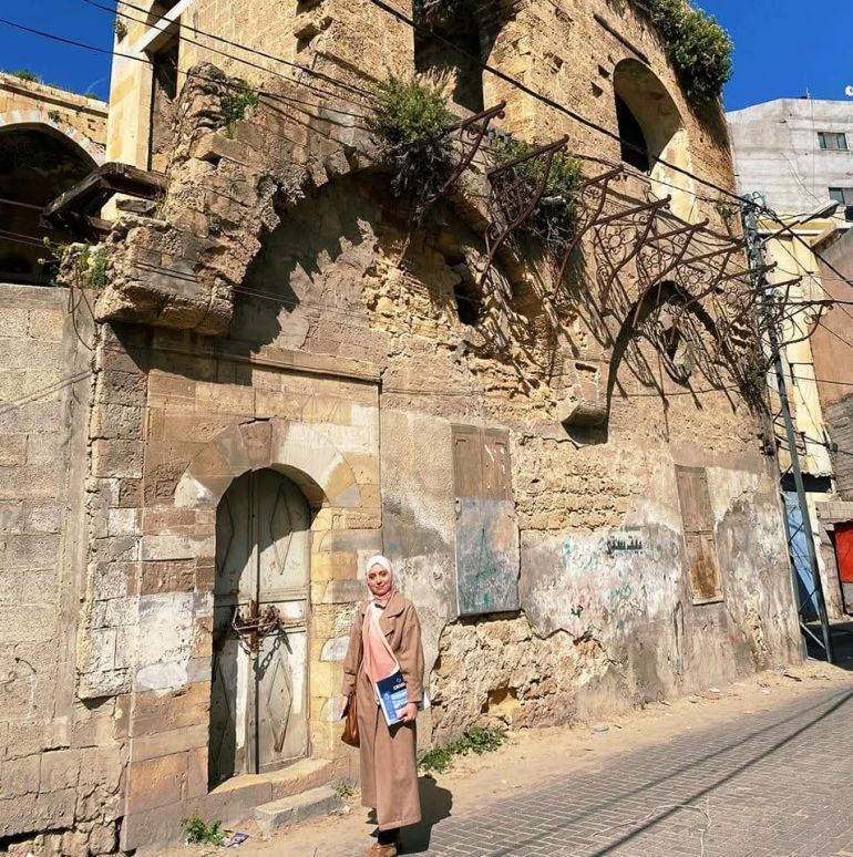 نجت لوحاته من الحرب.. "مسار ما تبقى لنا" يوثق معالم غزة التراثية 2 المعمارية والفنانة الفلسطينية تتجوّل بين أزقة البلدة القديمة، باحثة عن تفاصيل تُحاكي ذاكرة المكان.