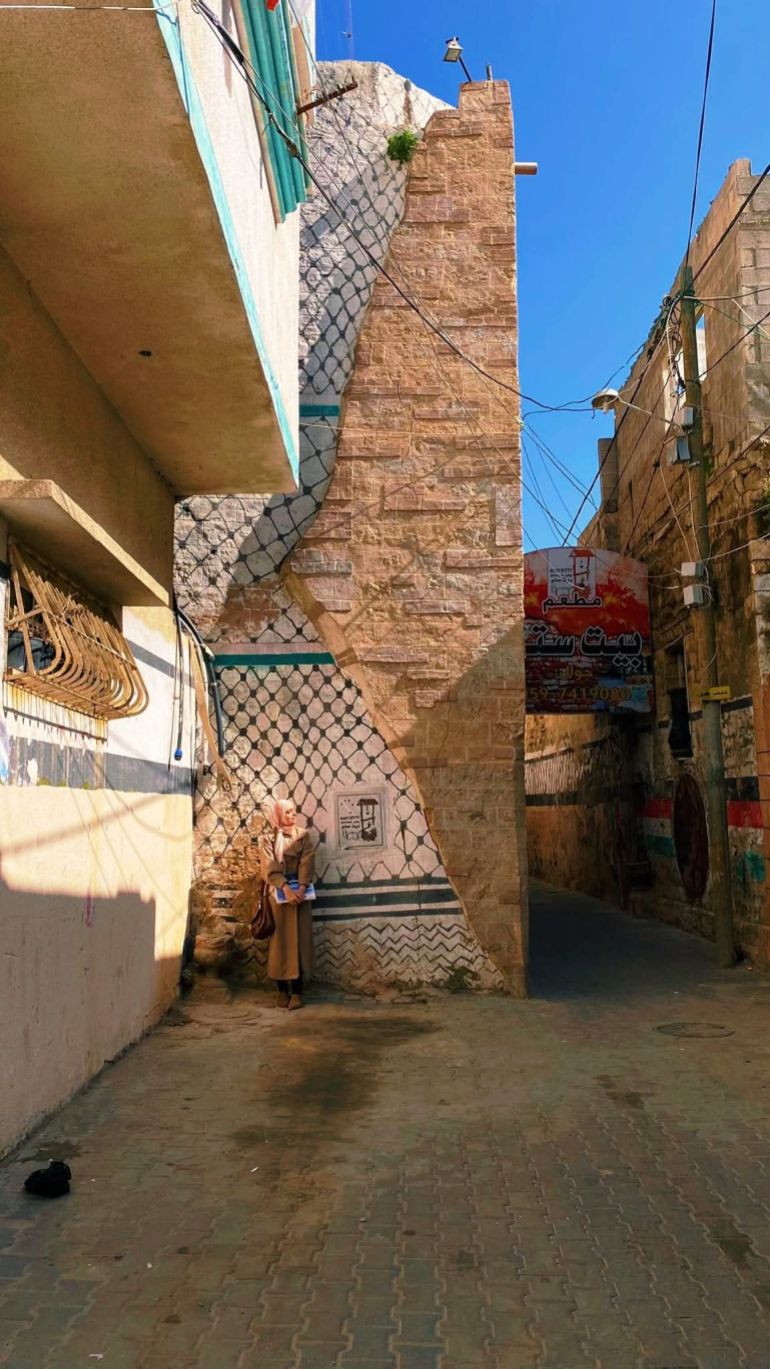 نجت لوحاته من الحرب.. "مسار ما تبقى لنا" يوثق معالم غزة التراثية 4 ولاء شبلاق تدمج الفن والعمارة في توثيق المشهد الإنساني داخل البلدة القديمة.