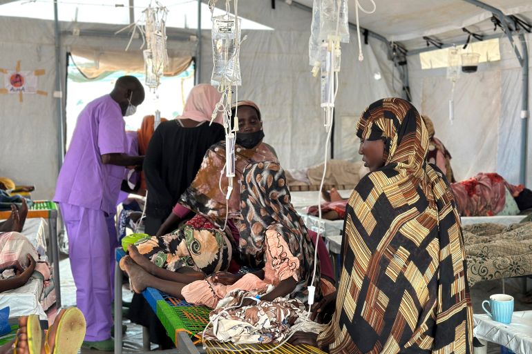 هارب من القتال بدارفور: من لم يمت بالحرب مات بالكوليرا 1 Cholera infected patients receive treatment in the cholera isolation centre at the refugee camps of western Sudan, in Tawila city in Darfur, on August 14, 2025.