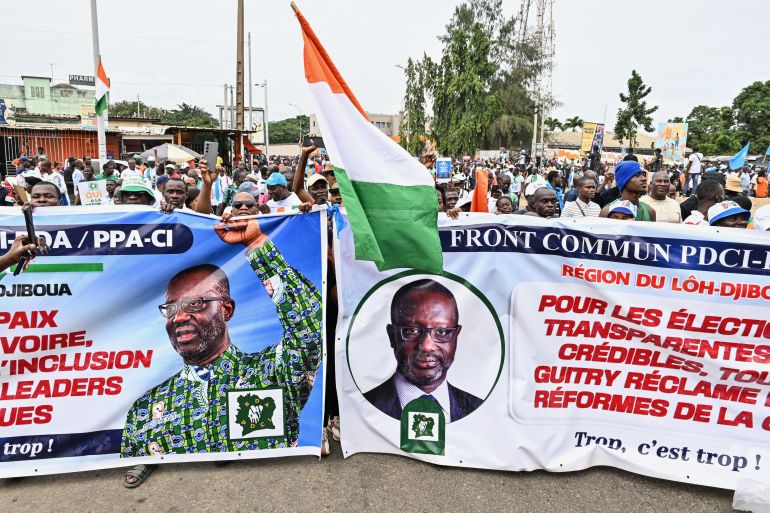 كوت ديفوار.. هل تعيد الانتخابات إنتاج الصراع أم تفتح باب التسوية؟ 3 Supporters of different opposition parties wave a flag from Ivory Coast as they carry banners during a march calling for an inclusive election in the neighborhood of Yopougon in Abidjan on August 9, 2025, ahead of the presidential election on October 25, 2025.