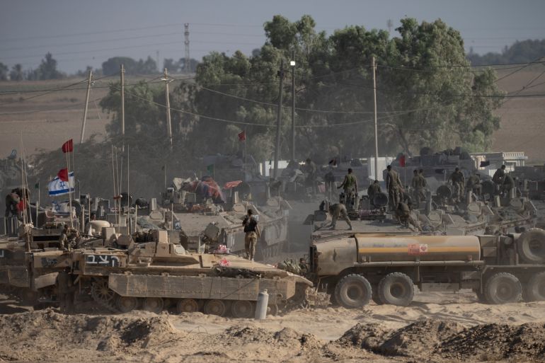 إسرائيل تخشى حرب عصابات في غزة 3 SOUTHERN ISRAEL, ISRAEL - AUGUST 6: Israeli soldiers organize military equipment while standing on armored personnel carriers near the border with the Gaza Strip on August 6, 2025 in Southern Israel, Israel. According to Israeli media reports, senior officials have confirmed Prime Minister Benjamin Netanyahu intends to seek backing from his security cabinet for the "full occupation" of the Gaza Strip, despite dissent within his staff and condemnation by the international community. UN Assistant Secretary General Miroslav Jenca has warned that the plan could endanger the lives of more Palestinians and Israeli hostages held by Hamas. (Photo by Amir Levy/Getty Images)