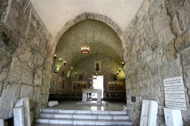 باب كيسان.. البوابة التي حملت الأزمنة على أكتافها 1 A picture shows the interior of the catholic Church of Saint Paul in the Bab Kisan district of old Damascus, on July 1, 2008