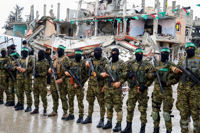إسرائيل تخشى حرب عصابات في غزة 2 FILE PHOTO: Palestinian Hamas militants stand guard on the day of the handover of hostages held in Gaza since the deadly October 7 2023 attack, as part of a ceasefire and a hostages-prisoners swap deal between Hamas and Israel, in Rafah in the southern Gaza Strip, February 22, 2025. REUTERS/Hatem Khaled/File Photo