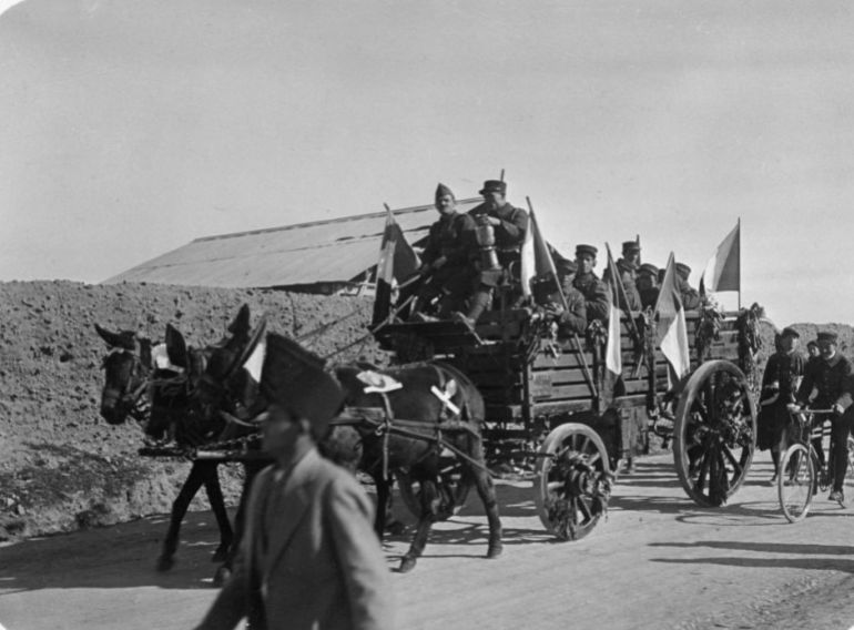 كيف أراد السوريون دولتهم قبل 100 عام؟ 3 Soldiers of the French Foreign Legion travelling by wagon, Syria, 20th century. The French Foreign Legion was established in 1831 as an elite unit of foreign volunteers. The Legion's primary function in the 19th and early 20th century was the expansion and protection of France's overseas territories. Syria was governed by France between the two World Wars under the terms of a League of Nations mandate. (Photo by Art Media/Print Collector/Getty Images)