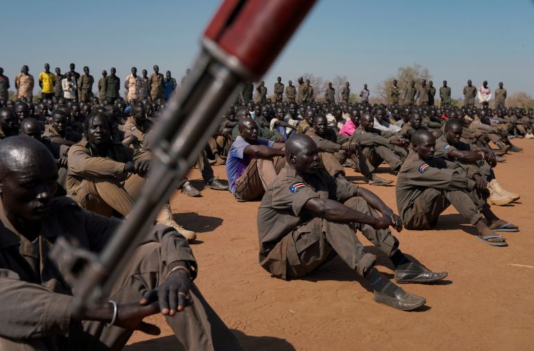الجيش الأبيض.. من حماية الأبقار إلى قوة مسلحة بجنوب السودان 3 South Sudan soldiers gather at the training site for the joint force to protect VIPs in Gorom outside Juba