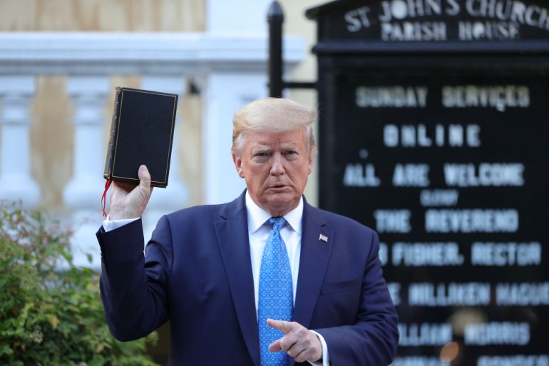 ما هي خريطة المسيحية الأميركية التي تؤمن بعودة الرسل والأنبياء؟ 1 U.S. President Trump holds photo opportunity in front of St John's Church in Washington