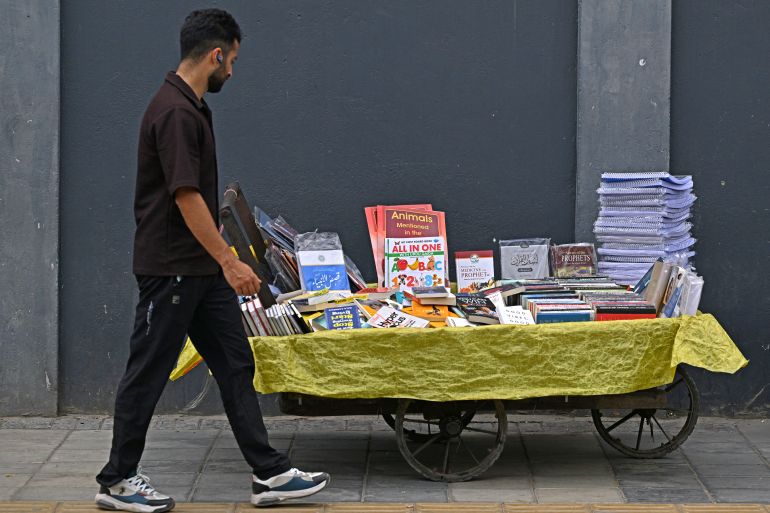 "هجوم على ذاكرة شعب".. حظر الكتب في كشمير يجدد مخاوف الرقابة 2 A pedestrian walks past a book cart along a roadside in Srinagar on August 7, 2025.