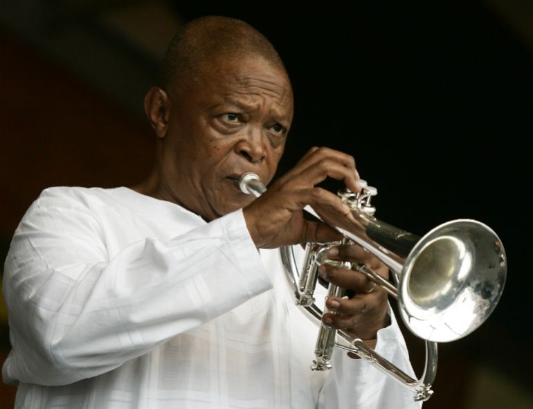 "نكوسي سيكليل أفريكا".. الترنيمة التي حررت جنوب أفريقيا 1 FILE - In an April 29, 2006 file photo, Hugh Masekela performs during the 2006 New Orleans Jazz and Heritage Festival in New Orleans. (AP Photo/Jeff Christensen, File)