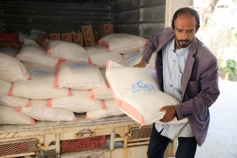 قصة يمني مع النزوح والجوع.. انتظار مؤلم لمساعدات غابت عامين 1 epa12275282 A worker unloads food aid from a truck, supplied by Mona Relief agency, for distribution to families facing food insecurity, in Sana'a, Yemen, 31 July 2025. Yemen’s food security situation is projected to worsen between September 2025 and February 2026 with an estimated 18.1 million people, 52 percent of the war-ravaged Arab country’s population, expected to face high levels of acute food insecurity due to severe economic decline, conflict and severe reductions in humanitarian aid, according to a recent report by the Integrated Food Security Phase Classification (IPC). EPA/YAHYA ARHAB