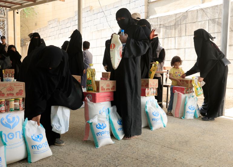 قصة يمني مع النزوح والجوع.. انتظار مؤلم لمساعدات غابت عامين 2 epa12275268 Yemenis receive rations of food aid, supplied by the Mona Relief agency, in Sana'a, Yemen, 31 July 2025. Yemen’s food security situation is projected to worsen between September 2025 and February 2026 with an estimated 18.1 million people, 52 percent of the war-ravaged Arab country’s population, expected to face high levels of acute food insecurity due to severe economic decline, conflict and severe reductions in humanitarian aid, according to a recent report by the Integrated Food Security Phase Classification (IPC). EPA/YAHYA ARHAB