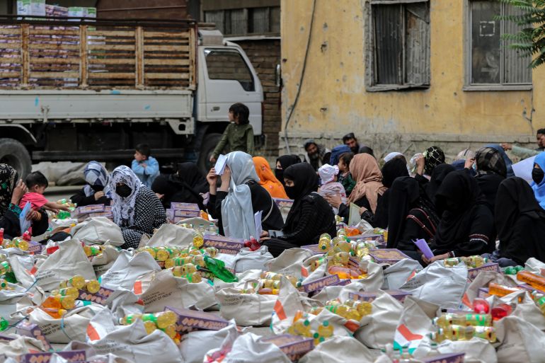 باكستان تسرّع وتيرة ترحيل الأفغان والآلاف يتجمعون على الحدود 1 epa12277711 Afghan refugees receive rations donated by the Indian government, in Kabul, Afghanistan, 01 August 2025. The distribution of aid donated by India began in Kabul for Afghan returnee families as part of a larger initiative by the Ministry of Refugees and Repatriations, as nearly two million Afghan refugees have been forcibly deported in recent months, mainly from Iran, Pakistan, and Turkey. EPA/SAMIULLAH POPAL