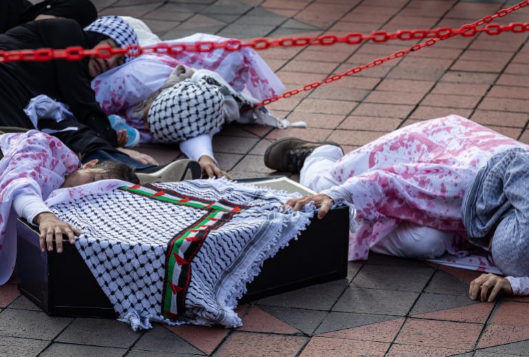 إدانة ماليزية شعبية ورسمية لجرائم التجويع في غزة 2 KUALA LUMPUR, MALAYSIA – AUGUST 02: Pro-Palestinian protesters perform an act highlighting the ongoing crisis in Gaza during a march to express solidarity with the people of Palestine on August 2, 2025in Kuala Lumpur, Malaysia. Protesters in Malaysia joined marches and actions globally, as pressure mounts on the Israeli government over a devastating humanitarian crisis unfolding as its war against Hamas continues. (Photo by Annice Lyn/Getty Images)