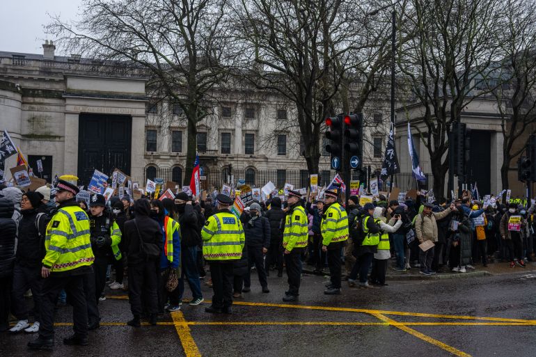 بريطانيا ترجئ قرار إقامة سفارة جديدة للصين بلندن 1 LONDON, ENGLAND - FEBRUARY 8: Protesters scuffle with police officers during a demonstration at the proposed site of China's embassy on February 8, 2025 in London, England. Protest groups from various diasporas, including Hong Kong, Tibet, Uyghur, Chinese dissidents, and other resident organisations, aim to demonstrate that the Royal Mint Court site is inappropriate for an embassy, as there is not enough space for safe demonstrations. (Photo by Carl Court/Getty Images)