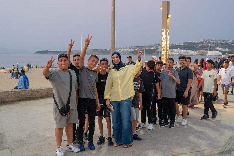مخيم "حارة المغاربة" بطنجة يجمع أطفالا من القدس والمغرب 2 _المؤطرة سارة عمورة الى جانب أطفال القدس