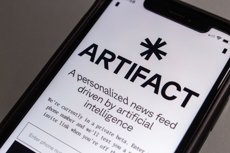 كيف يمكن للصحفيين اكتشاف التحيز في الذكاء الاصطناعي؟ 1 Vancouver, CANADA - Feb 6 2023 : Website of Artifact (artifact.news) seen in iPhone. Artifact is personalized news feed app powered by AI, by Instagram co-founders Kevin Systrom and Mike Krieger