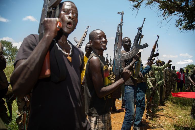 الجيش الأبيض.. من حماية الأبقار إلى قوة مسلحة بجنوب السودان 4 Rebels of the Sudan People's Liberation Movement-in-Opposition (SPLM-IO), a South Sudanese anti-government force, take part in a military exercise at a base in Panyume, on the South Sudanese side of the border with Uganda, on September 22, 2018. Despite a peace deal being signed by the President of South Sudan, Salva Kiir, and opposition leader Riek Machar on September 12, conflict in Central Equatoria continues as both warring parties fight for control. (Photo by SUMY SADURNI / AFP)