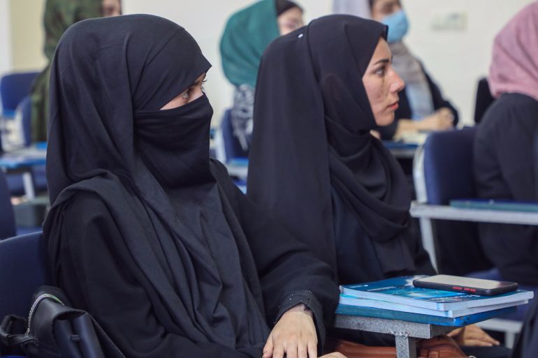 لماذا حذفت طالبان 18 مادة من المناهج الجامعية؟ 3 طالبات أفغانيات يشاركن في دورة تعليم اللغة الإنجليزية داخل أحد الدورات في كابل مصدر الصور: صفحات رسمية لجامعات أفغانية