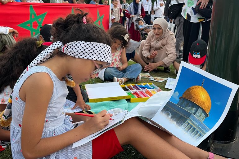 بذكرى إحراق الأقصى.. مغاربة يعتصمون أمام البرلمان نصرة لغزة 4 مرسم للأطفال ضمن الاعتصام قبالة برلمان الرباط