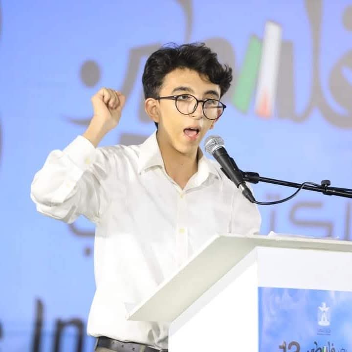 الترجمة الأدبية.. جسر غزة الإنساني إلى العالم 2 _الشاعر حيدر الغزالي وهو يلقي قصيدة شعرية من قصائده