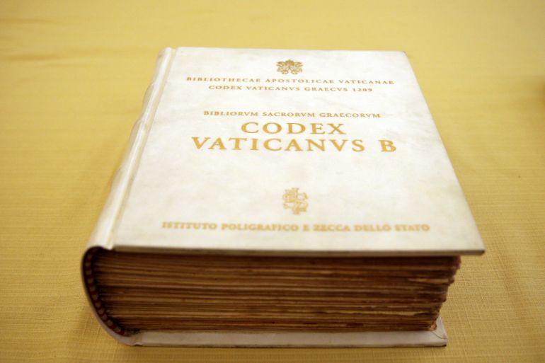 بتراث يمتد لأكثر من 500 عام، تواصل مكتبة "الفاتيكان البابوية" أداء دورها مصدرا معرفيا ثمينا للباحثين، بما تضمه من مخطوطات نادرة، وكتب قيمة، وعملات وميداليات تعكس تنوع الحضارات والثقافات عبر التاريخ. وتعد مكتبة "الفاتيكان البابوية" واحدة من أقدم المكتبات في العالم، وتضم بين رفوفها أكثر من 80 ألف مخطوطة، و300 ألف عملة وميدالية، ونحو 150 ألف لوحة وصورة. ( Barış Seçkin - وكالة الأناضول )