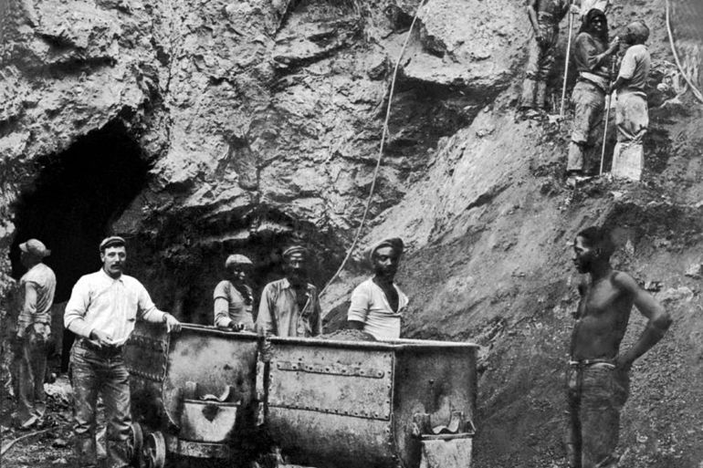 مجوهرات الدم.. إرث الاستعمار الأوروبي في نهب الألماس الأفريقي 2 Miners stand by two mine cars on their track at one of the De Beers mines, Kimberley, South Africa, early 20th Century. (Photo by FPG/Getty IMages)