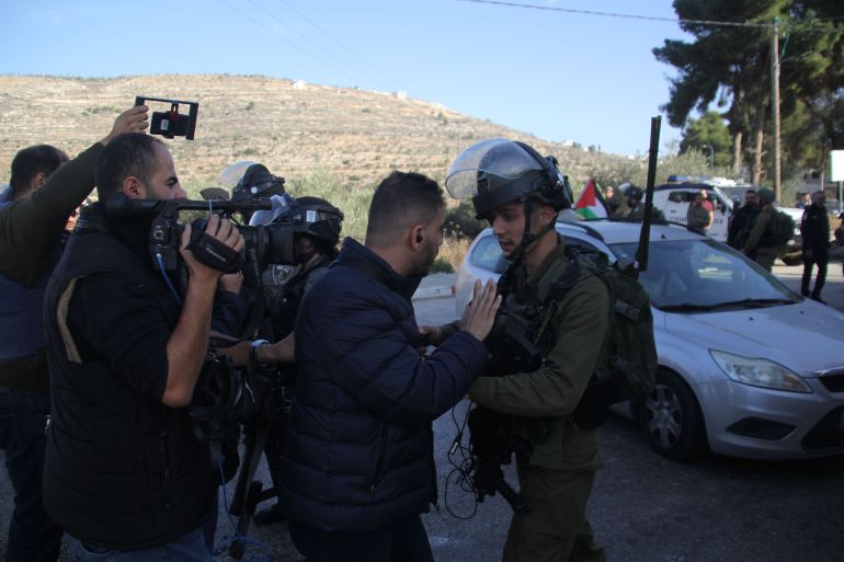 التوثيق الشعبي سلاح فلسطيني لمجابهة الاحتلال 1 توثيق الصحفيين مهم أيضا لفضح الاحتلال وممارساته رغم أن الاحتلال يحاول أن يظهر عكس ذلك- الضفة الغربية- نابلس- جنوب المدينة- الجزيرة نت4