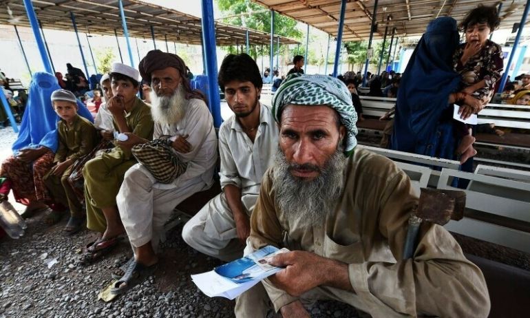 طلاب بلا تأشيرات.. استمرار أزمة اللاجئين الأفغان في باكستان 1 لاجئون أفغان التسجيل في مركز إعادة التوطين التابع للمفوضية السامية للأمم المتحدة لشؤون اللاجئين على مشارف بيشاور (مصدر الصورة وكالة الأنباء الفرنسية)