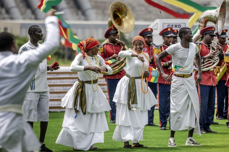 افتتاح سد النهضة الإثيوبي.. إنجاز هندسي وتحديات إقليمية 1 Performers wave Ethiopian flags and dance traditional songs during the official inauguration ceremony of the Grand Ethiopian Renaissance Dam (GERD) in Guba, on September 9, 2025.
