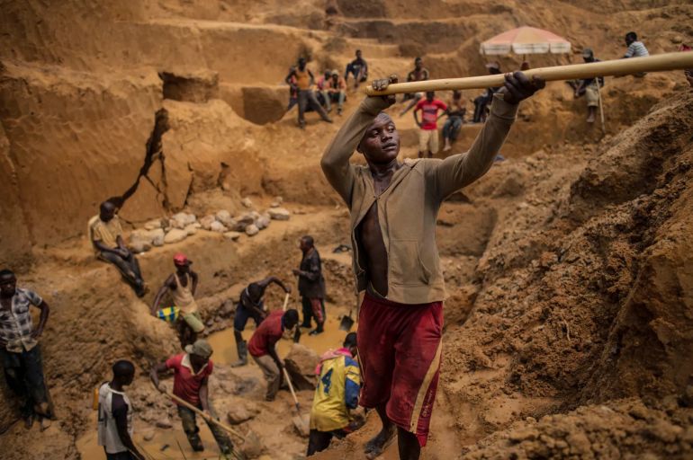 مجوهرات الدم.. إرث الاستعمار الأوروبي في نهب الألماس الأفريقي 5 Congolese workers search for rough diamonds Kangambala mine in Lungudi, in the south west region of Kasai in the Democratic Republic of Congo, the heart of the diamond mining area in the DRC, August 9, 2015. Diamond buyers and manufacturers in the west are trying to find a way to make the diamond industry cleaner and more responsibly-sourced, in order to combat human rights abuses, child labor, the degradation of the environment, and unfair trade practices. (Photo by Lynsey Addario/Getty Images Reportage)