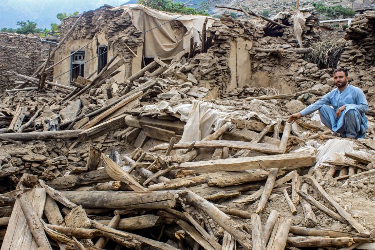 أبرز الصور في أسبوع.. تواصل الفظائع بغزة وكوارث طبيعية بأفغانستان 7 TOPSHOT - An Afghan man sits amid the remains of a damaged house, in the aftermath of an earthquake at the Dara-i-Nur district of Nangarhar province on September 3, 2025.
