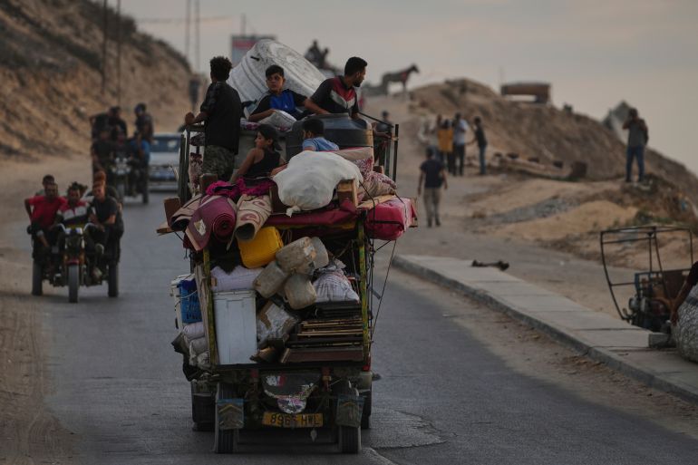 أبرز الصور في أسبوع.. تواصل الفظائع بغزة وكوارث طبيعية بأفغانستان 3 Displaced Palestinians fleeing northern Gaza carry their belongings along the coastal road toward southern Gaza, Saturday, Sept. 6, 2025. (AP Photo/Jehad Alshrafi)