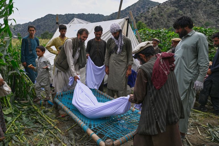 أبرز الصور في أسبوع.. تواصل الفظائع بغزة وكوارث طبيعية بأفغانستان 8 The body of a girl is placed on a bed frame after being pulled from the rubble following Sunday night's powerful 6.0-magnitude earthquake, in a remote area of Kunar province, Afghanistan, Tuesday, Sept. 2, 2025, (AP Photo/Nava Jamshidi)