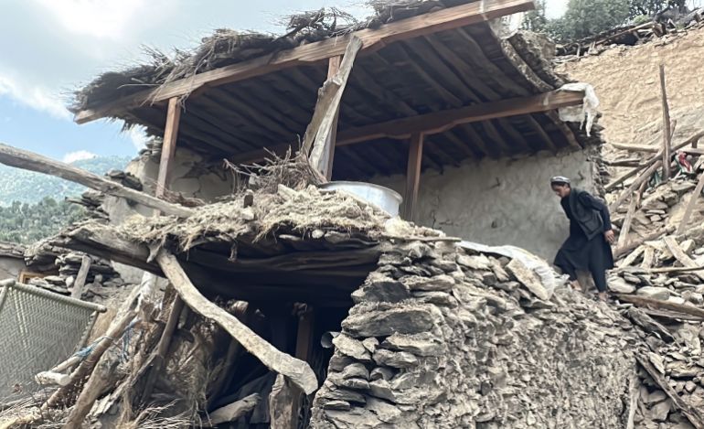 أبرز الصور في أسبوع.. تواصل الفظائع بغزة وكوارث طبيعية بأفغانستان 9 epa12353978 Afghan local Hamidullah surveys his damaged house in Kunar, Afghanistan, 04 September 2025 (issued 05 September 2025). Hamidullah lost all of his family members, including parents and siblings, in the earthquake while he was in Jalalabad. At least 2,200 people were killed after a shallow magnitude-6.0 earthquake and several aftershocks hit Nangarhar and Kunar in eastern Afghanistan on 31 August 2025. EPA/HAMID SABAWOON