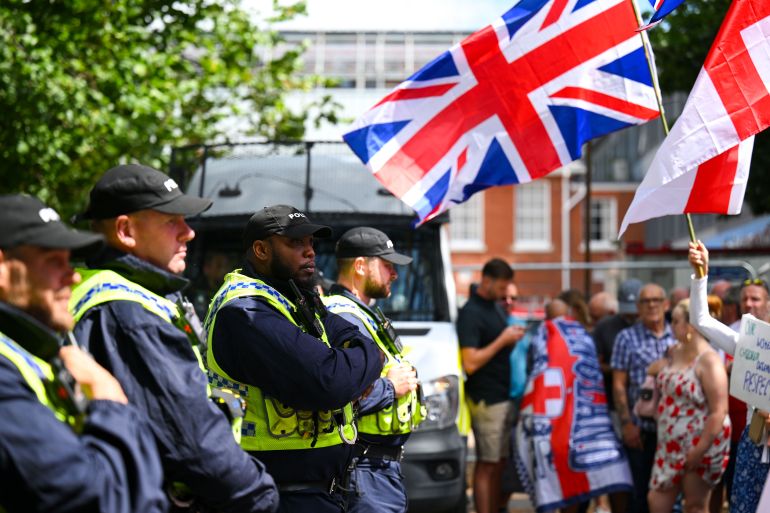 إندبندنت: أزمة المهاجرين مستمرة بعد 10 سنوات على مأساة إيلان الكردي 1 BOURNEMOUTH, ENGLAND - AUGUST 09: Police are seen with anti illegal immigration protesters as they demonstrate outside The Roundhouse hotel, on August 09, 2025 in Bournemouth, England. Protesters and counter-protesters have gathered outside hotels being used to house asylum seekers in recent weeks, as tensions flare over the government's policies on illegal migration, which has reached record numbers this summer. Some far-right politicians and campaigners have faced allegations of fanning the flames by spreading misleading data on crimes committed by foreign nationals, following isolated reports of migrant arrests in connection to sexual assault charges. (Photo by Finnbarr Webster/Getty Images)