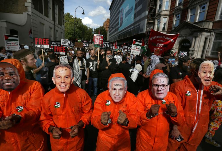 أبرز الصور في أسبوع.. تواصل الفظائع بغزة وكوارث طبيعية بأفغانستان 4 LONDON, ENGLAND - SEPTEMBER 06: Protesters wear masks depicting world leaders in orange jumpsuits during the march on September 6, 2025 in London, England. The National March for Palestine 'Stop Starving Gaza' is the 30th march since the war began in October 2023 and comes ahead of Israel's president Herzog visit to the UK next week. (Photo by Martin Pope/Getty Images)