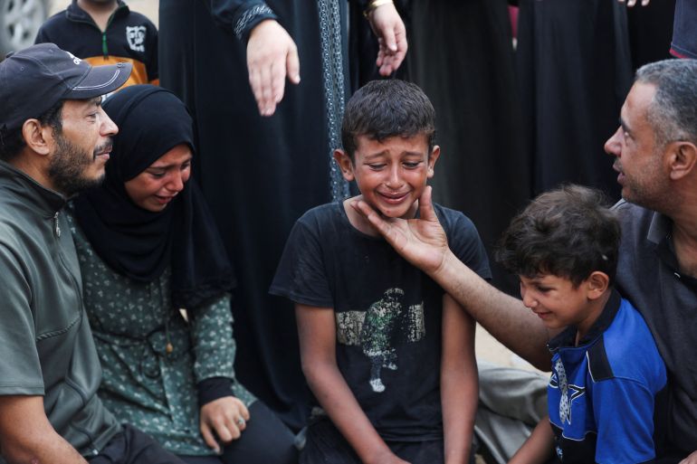 أبرز الصور في أسبوع.. تواصل الفظائع بغزة وكوارث طبيعية بأفغانستان 1 Mourners react during the funeral of Palestinians killed by Israeli fire while trying to receive aid on Saturday, and others killed in overnight strikes, according to medics, at Al-Shifa Hospital in Gaza City, September 7, 2025. REUTERS/Mahmoud Issa